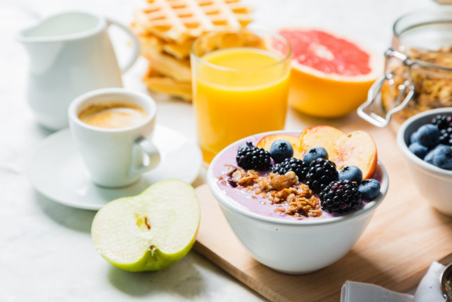 Обои картинки фото еда, разное, ягоды, вафли, сок, кофе, завтрак