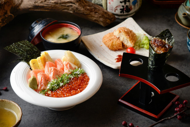 Обои картинки фото еда, рыба,  морепродукты,  суши,  роллы, суп, икра, сервировка