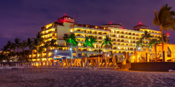 Картинка города -+огни+ночного+города puerto vallarta шезлонги отель огни ночь пляж песок фонари мексика пальмы