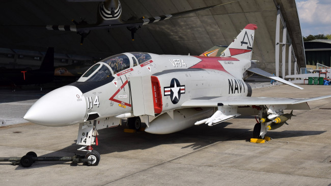 Обои картинки фото mcdonnell douglas f-4j phantom ii, авиация, боевые самолёты, f4, mcdonnell, douglas, истребитель, перехватчик, бомбардировщик, phantom