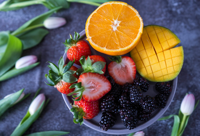 Обои картинки фото еда, фрукты,  ягоды, ежевика, манго, тюльпаны, апельсин, клубника