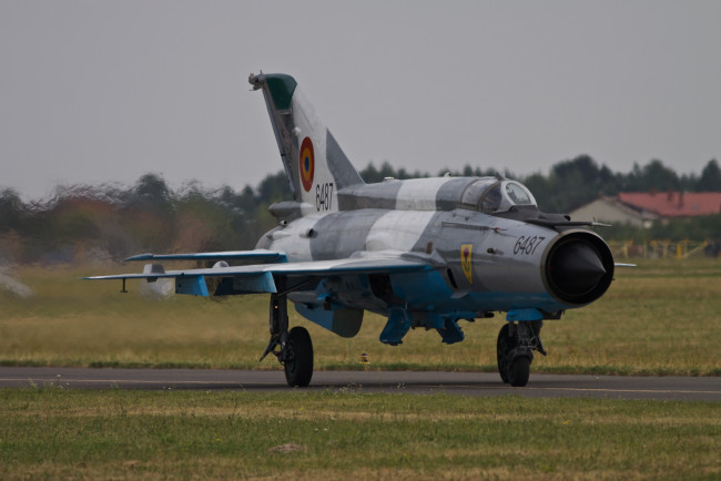 Обои картинки фото миг-21, авиация, боевые самолёты, советская, аэродром, миг, 21, гуревич, микоян