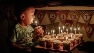 обоя праздничные, день рождения, мальчик, кексы, свечи, огоньки