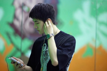 Картинка мужчины wang+yi+bo актер футболка наушники телефон часы