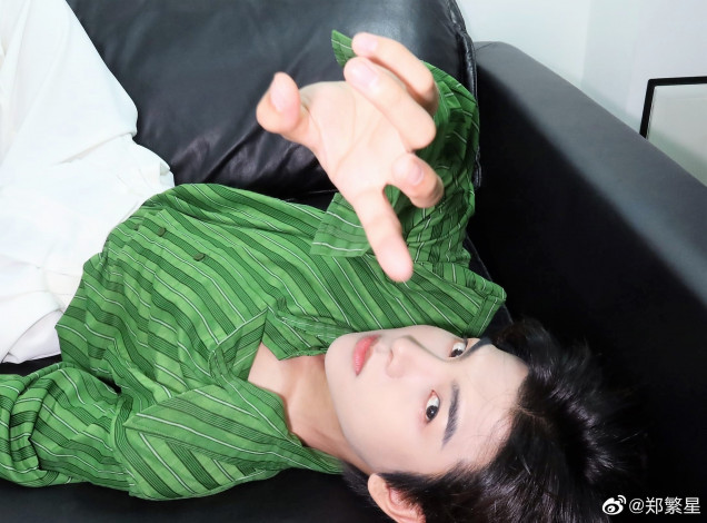 Обои картинки фото мужчины, zheng fan xing, актер, рубашка, диван