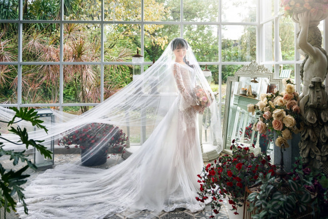 Обои картинки фото девушки, - невесты, азиатка, невеста, фата, свадебное, платье, букет