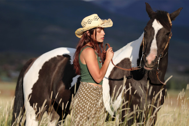Обои картинки фото девушки, elena generi, шляпа, бусы, лошадь