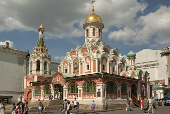 Картинка собор казанской иконы божией матери на красной площади города москва россия дома небо облака
