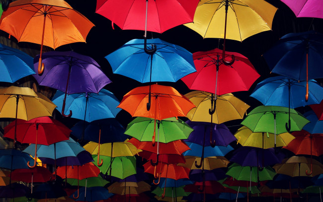Обои картинки фото разное, сумки,  кошельки,  зонты, фон, улица, зонты