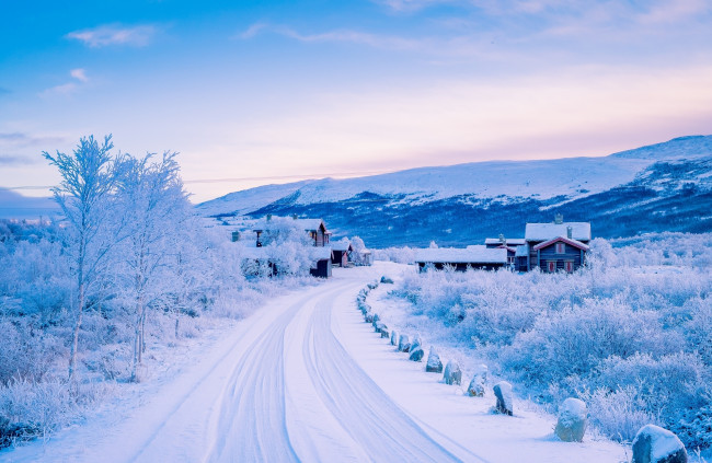 Обои картинки фото природа, зима, дорога, дома, горы, снег, деревья