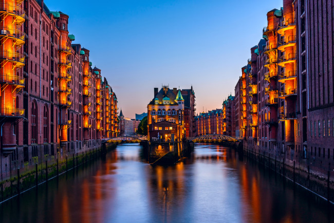 Обои картинки фото города, гамбург , германия, шпайхерштадт, подсветка, гамбург, город, свет, здания, канал, дома, мосты, вечер