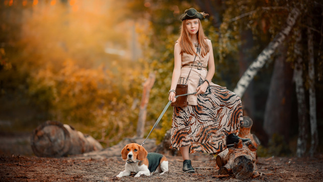 Обои картинки фото девушки, - рыжеволосые и разноцветные, собака, девушка, лес
