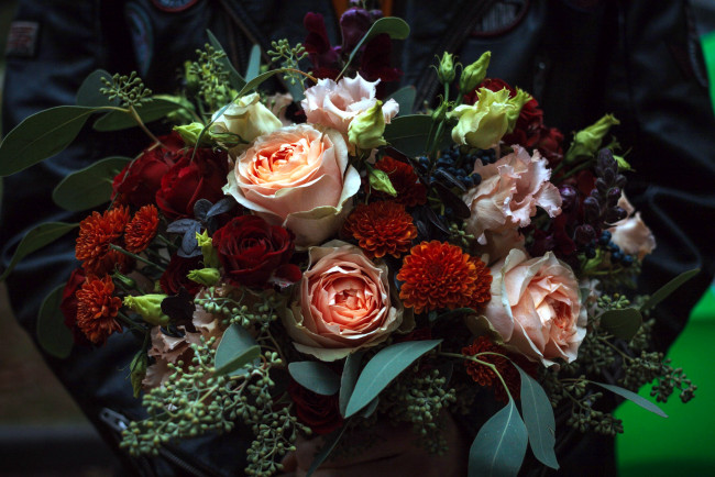 Обои картинки фото цветы, букеты,  композиции, хризантемы, розы, эустома