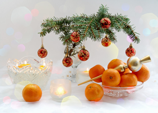 Обои картинки фото праздничные, угощения, мандарины, ветки, хвоя, ель, шарики
