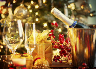 обоя праздничные, - разное , новый год, ягоды, подарок, коробочка, шампанское, бутылка, бокалы