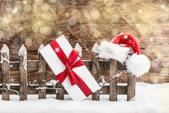 Картинка праздничные подарки+и+коробочки забор шапка подарок снег