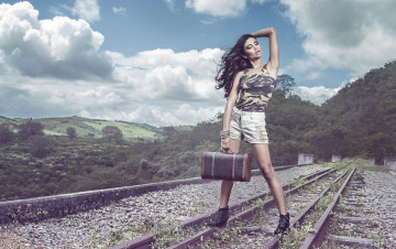 Картинка paula+brandao девушки железная дорога рельсы чемодан шорты