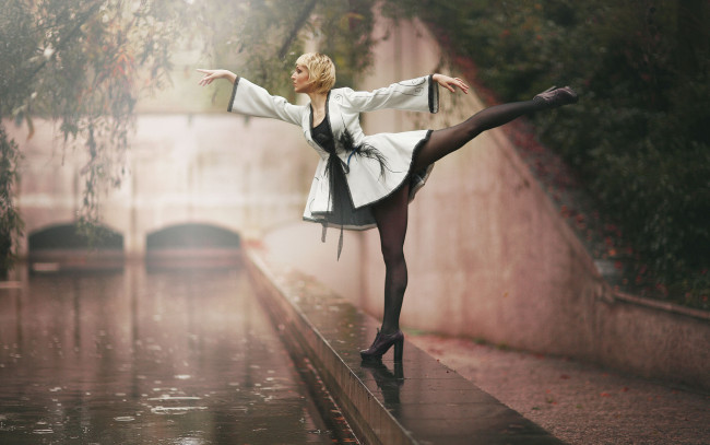 Обои картинки фото девушки, -unsort , блондинки, балерина, ножки, река, набережная