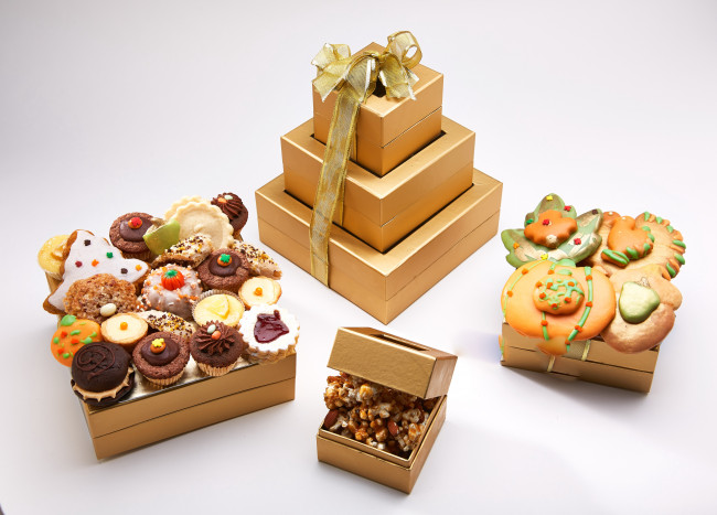Обои картинки фото праздничные, угощения, коробки, угощение, печенье, пирожные, орехи