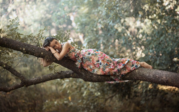 Картинка девушки -unsort+ брюнетки +шатенки платье брюнетка ветки дерево