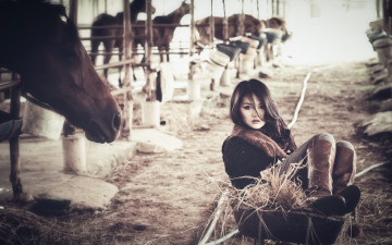 Картинка девушки -unsort+ Черно-белые+обои сено конюшня тачка сапоги лошади