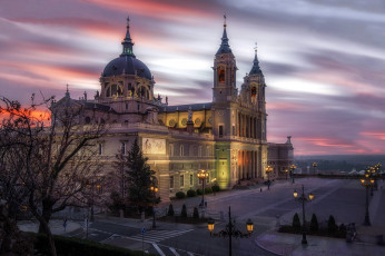Картинка города мадрид+ испания вечер фонари площадь собор