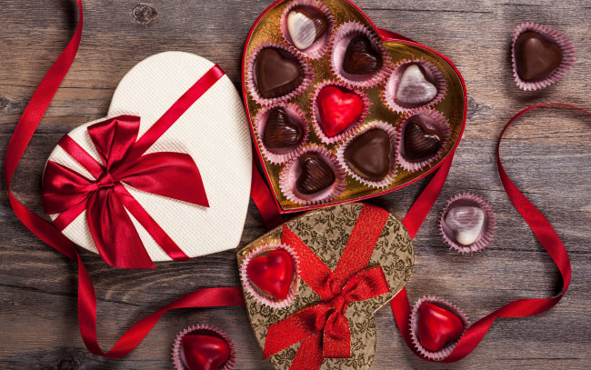 Обои картинки фото праздничные, день святого валентина,  сердечки,  любовь, romantic, chocolate, hearts, wood, шоколад, love, сердечки, конфеты, любовь, gift, decoration, candy