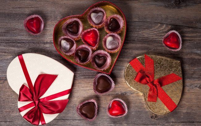 Обои картинки фото праздничные, день святого валентина,  сердечки,  любовь, love, decoration, candy, конфеты, сердечки, hearts, gift, любовь, romantic, chocolate, wood, шоколад