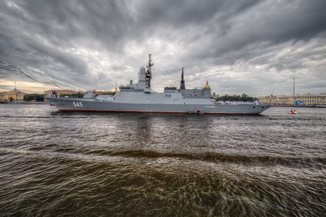 Обои картинки фото neva river in st,  petersburg, корабли, крейсеры,  линкоры,  эсминцы, река, крейсер