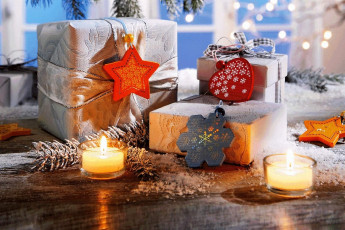 Картинка праздничные подарки+и+коробочки окно снег свечи коробки