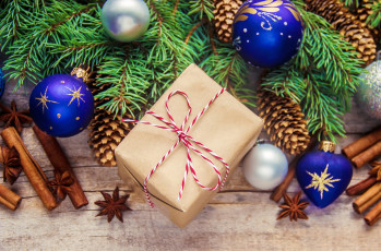 Картинка праздничные подарки+и+коробочки ваниль корица шарики шишки коробка ёлка