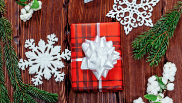 Картинка праздничные подарки+и+коробочки снежинки подарок ветки