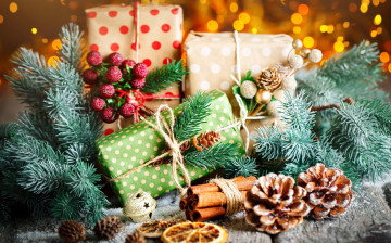 Картинка праздничные подарки+и+коробочки шишки подарки ветки корица