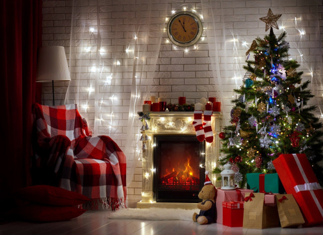 Обои картинки фото праздничные, новогодний очаг, камин, елка, подарки, плед, часы