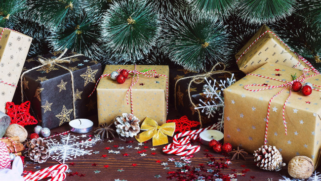 Обои картинки фото праздничные, подарки и коробочки, шишки, подарки, свечи