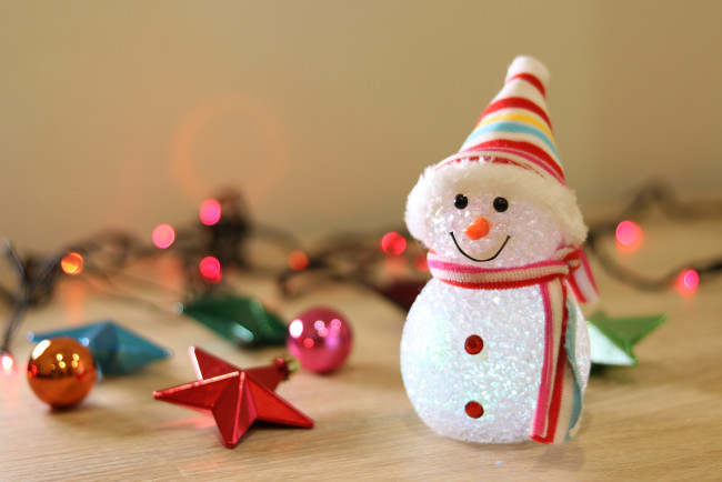 Обои картинки фото праздничные, снеговики, снеговик, игрушки
