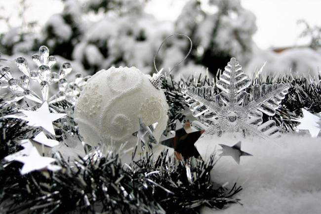 Обои картинки фото праздничные, украшения, звездочки, снежинки, мишура, шары
