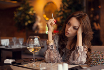 Картинка девушки -+брюнетки +шатенки бокал сигарета грусть