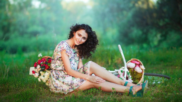 Картинка девушки -+брюнетки +шатенки лето луг брюнетка велосипед корзинки цветы
