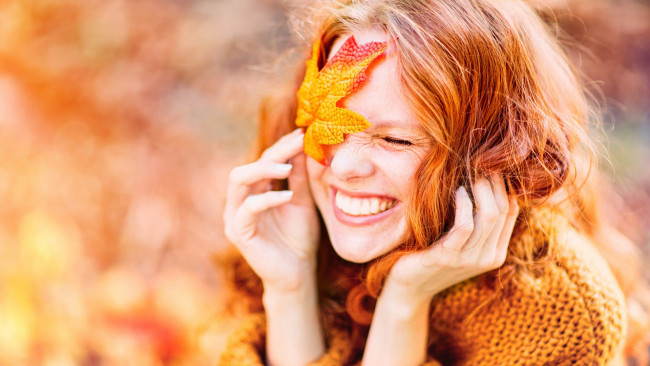 Обои картинки фото девушки, - лица,  портреты, осень, лист, рыженькая, радость, улыбка
