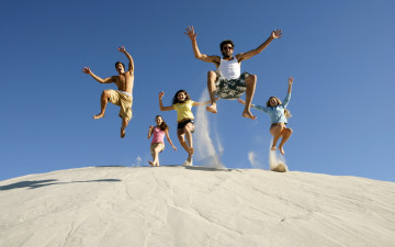 Картинка разное люди компания прыжок песок