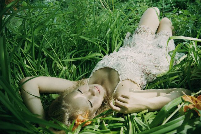 Обои картинки фото девушки, - блондинки,  светловолосые, блондинка, платье, трава