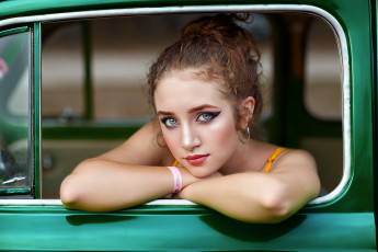 Картинка автомобили -авто+с+девушками смотрит на зрителя глубина резкости красная помада женщины автомобиль лицо портрет