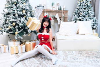 Картинка девушки -+снегурочки азиатка костюм подарки ёлка диван