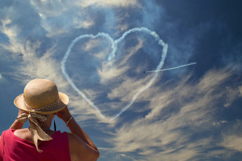 Картинка праздничные день+святого+валентина +сердечки +любовь девушка небо самолет сердечко
