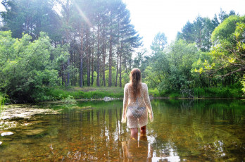 Картинка девушки -+блондинки +светловолосые русая платье купальник озеро деревья