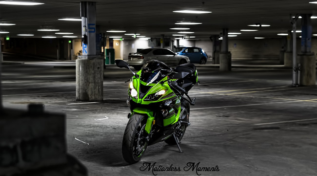 Обои картинки фото мотоциклы, kawasaki, мотоцикл, кавасаки, зеленый, подземная, парковка, японские, ninja