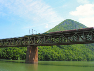 Картинка города мосты гора река мост поезд