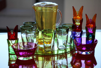 Картинка разное посуда столовые приборы кухонная утварь стаканы разноцветный графин