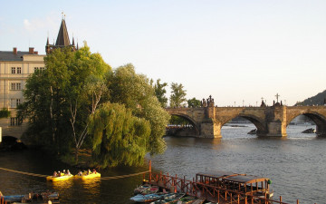 Картинка города прага Чехия мост река лодки